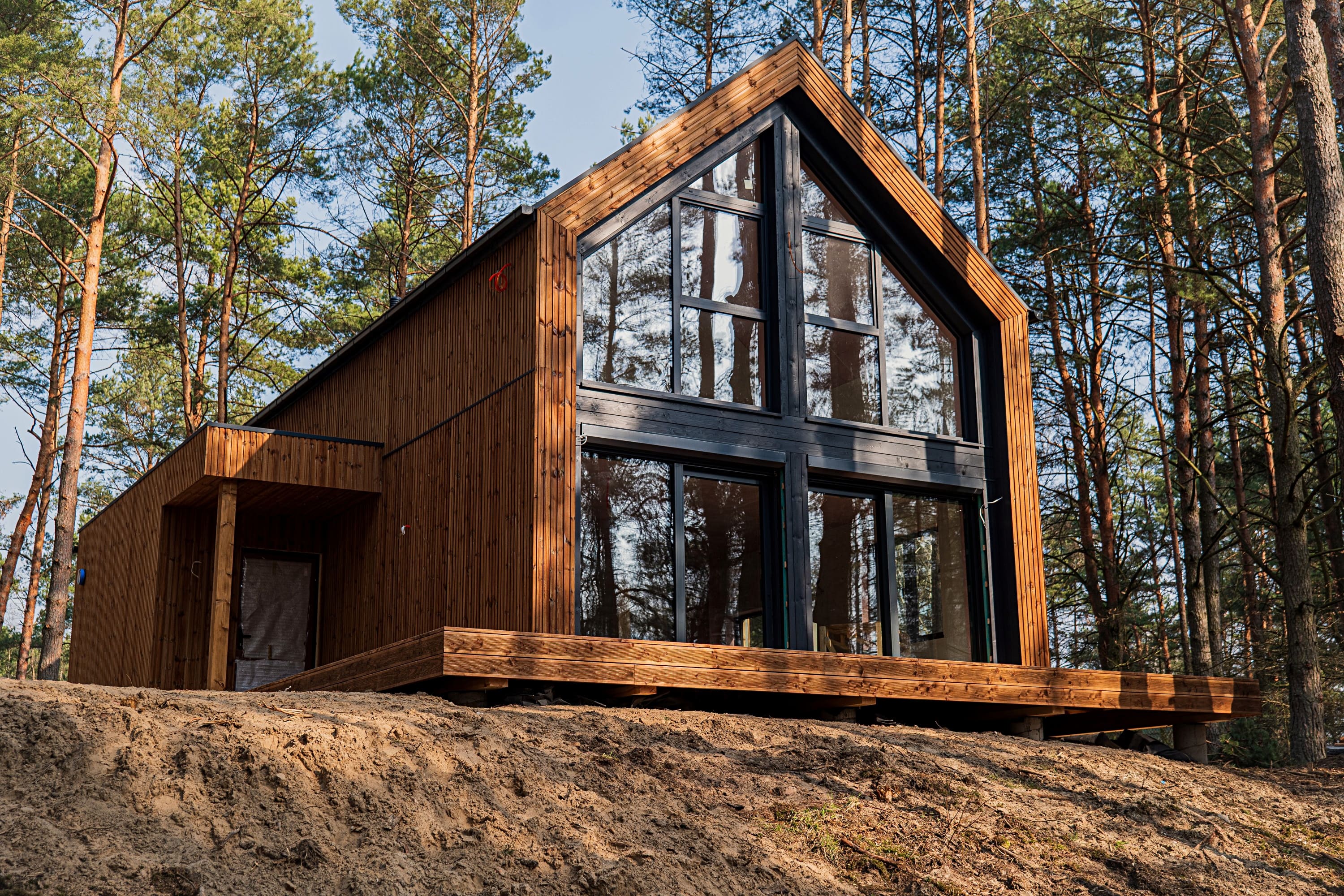 Prime House 110: Prefabrykowany Dom z Dużymi Przeszkleniami